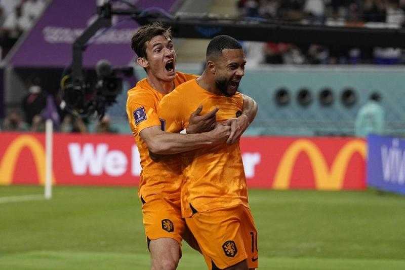 نيوكاسل ينفي مفاوضات التعاقد مع ممفيس ديباي