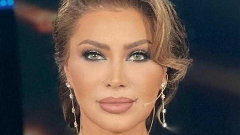 نوال الزغبي ترتدي الكورسيه الأحمر وتستعرض أنوثتها