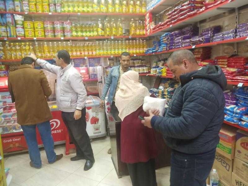 ضبط زجاجات زيت تمويني وسكر بأحد مخازن قرية نفيشة في الإسماعيلية