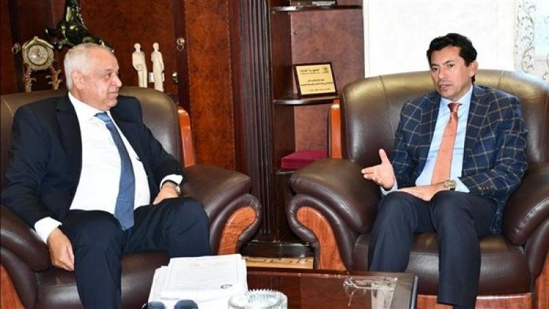 وزير الرياضة يبحث عددًا من الملفات مع رئيس نادي سموحة