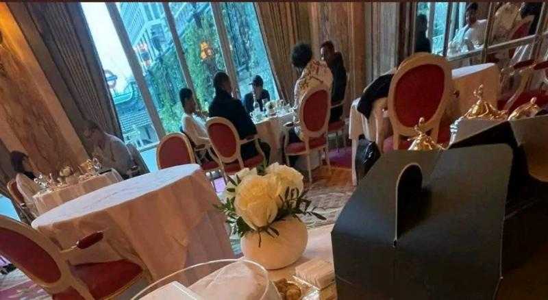 تفاصيل اجتماع محمد صلاح مع رئيس نادي باريس سان جيرمان