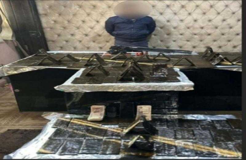 ضبط عنصر إجرامي بحوزته 21 كيلو حشيش داخل سيارته بالقليوبية