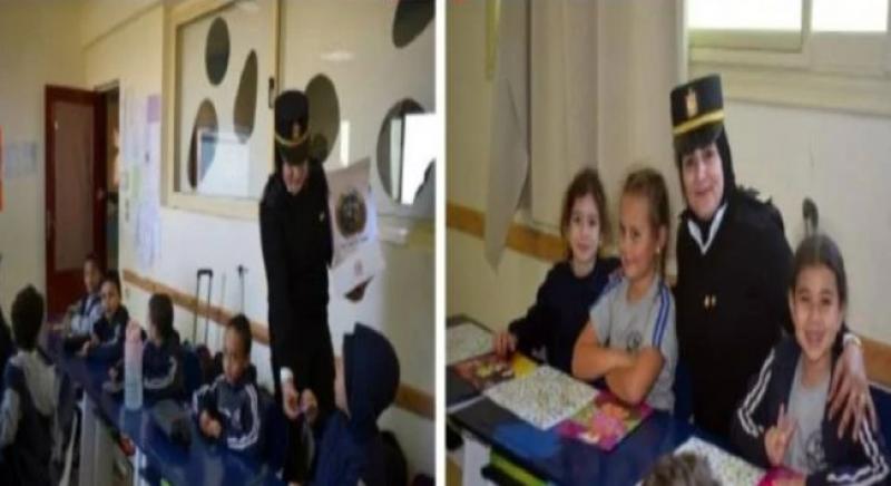الداخلية توزع الورود على طلبة المدارس