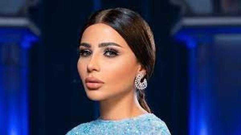 مهيرة عبدالعزيز بفستان ناعم وسط الصحراء