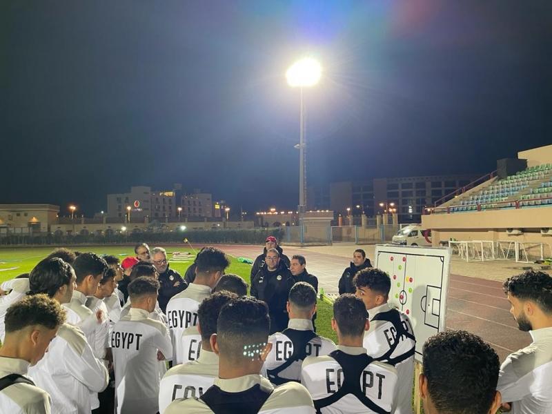 «بركات» يجتمع بلاعبي المنتخب الأولمبي قبل المران استعدادًا للقاء الجابون وديًا | صور