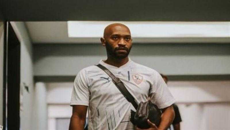 لاعبو الزمالك يؤدون صلاة الجمعة في غرف خلع الملابس