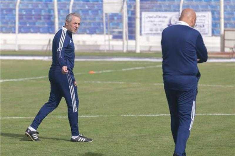 مدرب الأهلي يعاين أرضية ملعب مباراة الهلال السوداني بدوري أبطال أفريقيا