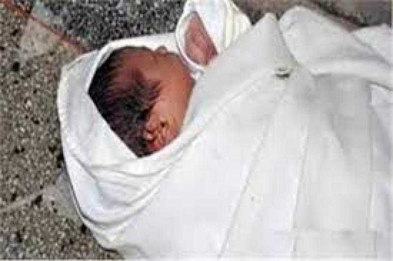 دفن جثة طفلة عُثر عليها داخل صندوق قمامة بالخليفة