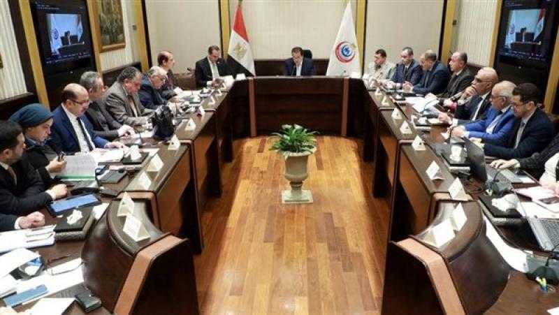 وزير الصحة يوجه بزيادة أعداد الفرق الطبية بجميع المنشآت الصحية