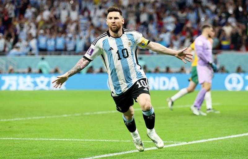 تشافي يرحب بعودة ميسي إلى برشلونة