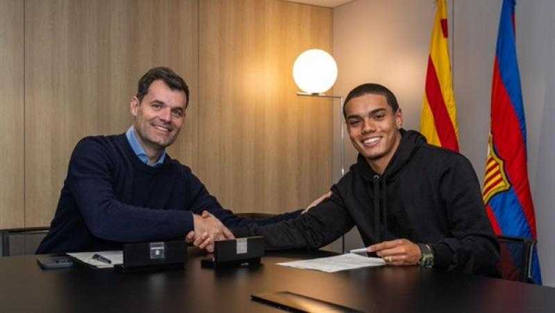 برشلونة الإسباني يعلن تعاقده مع نجل الأسطورة البرازيلية رونالدينيو