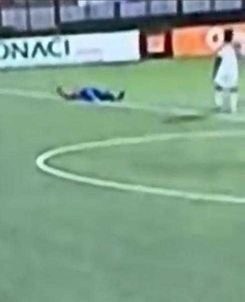 وفاة لاعب إيفواري بعد انهياره داخل الملعب