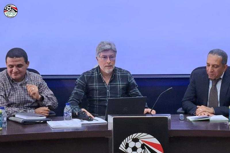 البرتغالي فيتور بيريرا يعقد اجتماعه الأول مع لجنة الحكام.. صور