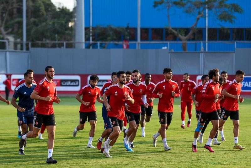 السفير المصري بجنوب أفريقيا يحضر مران الأهلي قبل مواجهة صن داونز