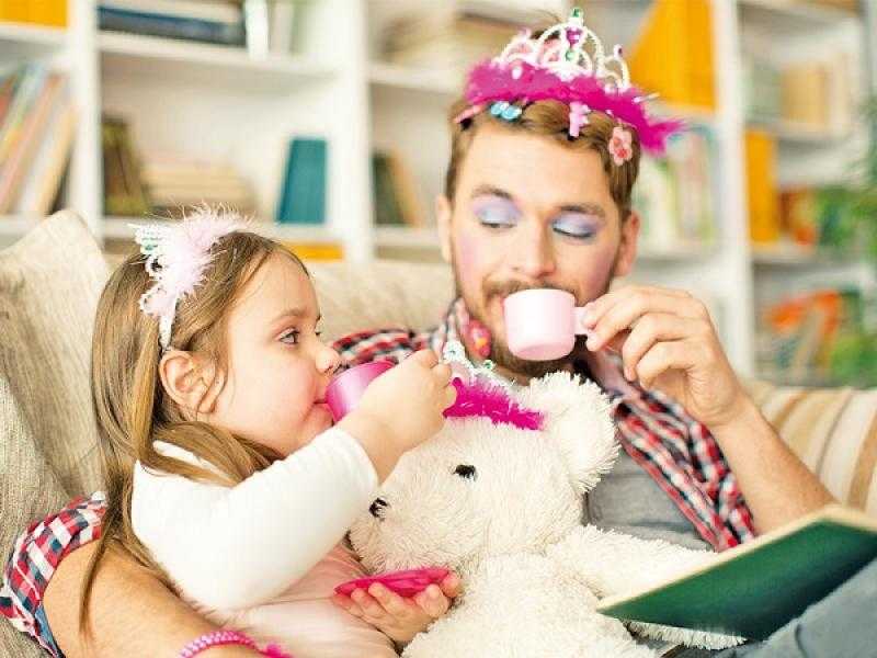 باحث فى الفكاهة يكشف فائدة مزاح الأب مع أطفاله