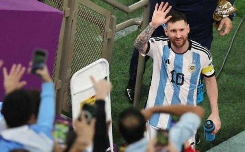 الجماهير تحاصر ميسي في أحد مطاعم الأرجنتين..فيديو