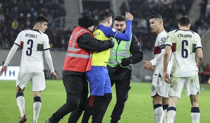 مشجع يقتحم ملعب مباراة البرتغال في تصفيات أمم أوروبا للاحتفال مع رونالدو