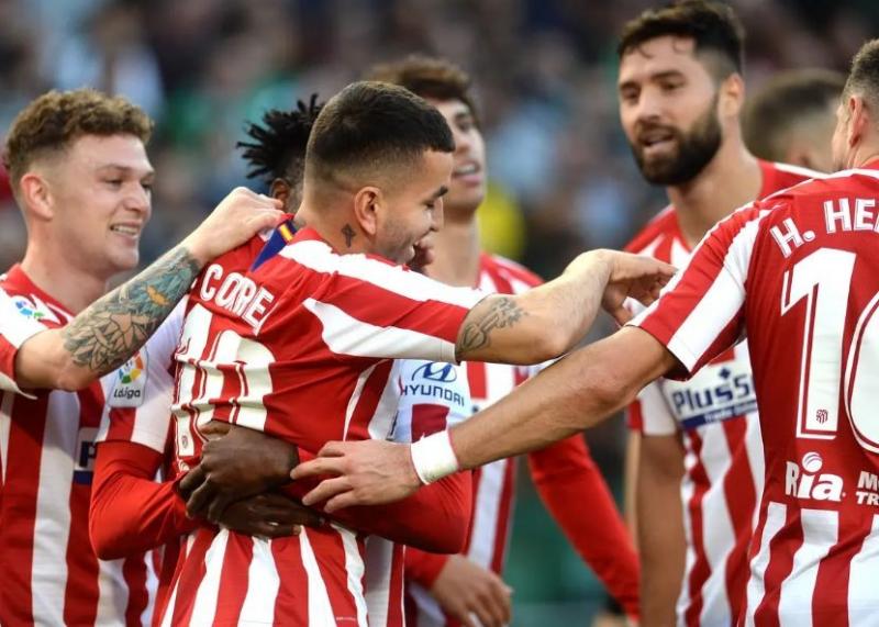 أنخيل كوريا يقود أتلتيكو مدريد لفوز متأخر على بيتيس بالدوري الإسباني