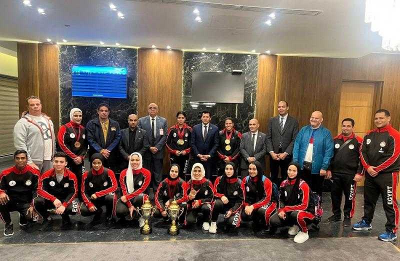 وزير الرياضة يستقبل بعثة منتخب مصر لرفع الأثقال في مطار القاهرة| صور