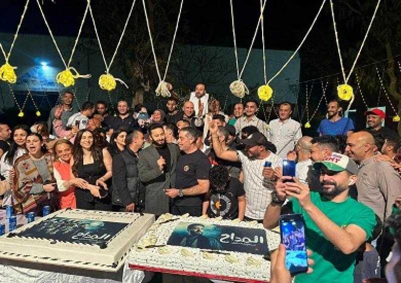 حمادة هلال يحتفل بانتهاء تصوير المداح 3 مع أبطال وصناع المسلسل