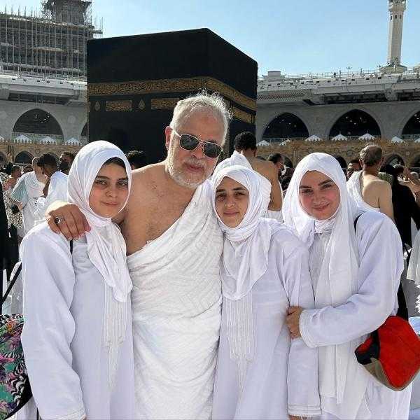 أشرف زكي وروجينا وابنتيهما يؤدون مناسك العمرة