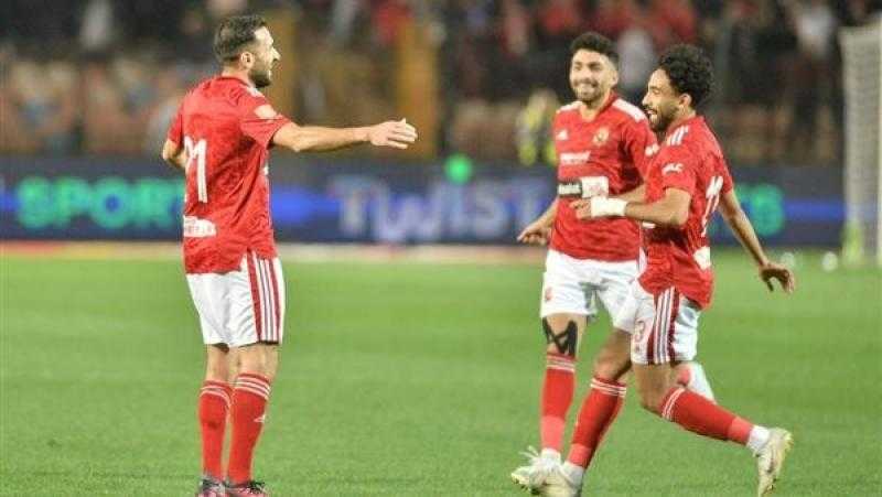 قندوسي وطاهر على دكة الأهلي في مباراة الرجاء المغربي