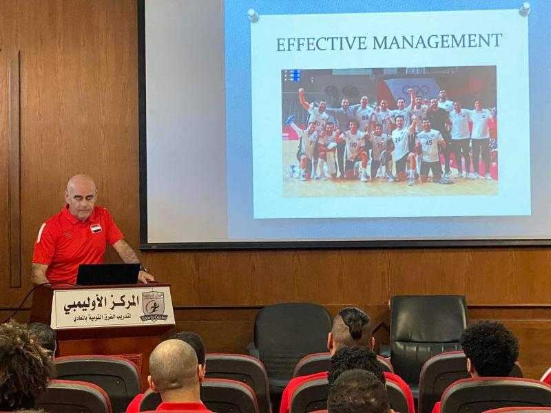 بالصور.. الإسباني باستور يجتمع مع منتخب اليد في بداية مهمته مع الفراعنة
