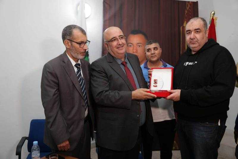 الغزاوي يُهدي درع وعلم الأهلي إلى رئيس مجلس مقاطعة عين السبع