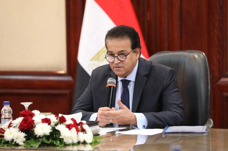 وزير الصحة يبحث تطويرأقسام العلاج الطبيعي بالوحدات الصحية