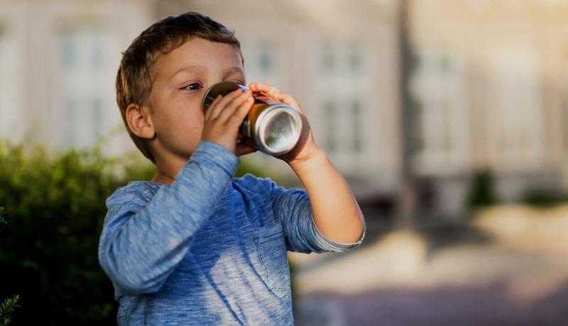 استشاري تغذية: مشروبات الطاقة والمنبهات تضر بمخ الأطفال