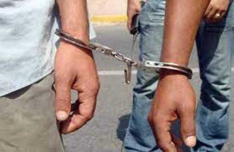 حبس شخصين لتعديهما بالضرب على سائق ”توك توك”