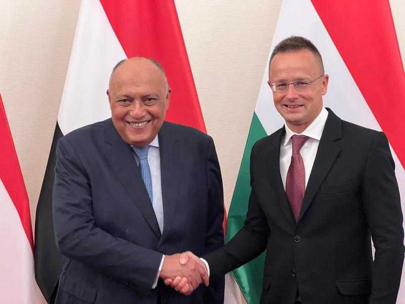 سامح شكري يجري مباحثات مع وزير خارجية المجر ببودابست