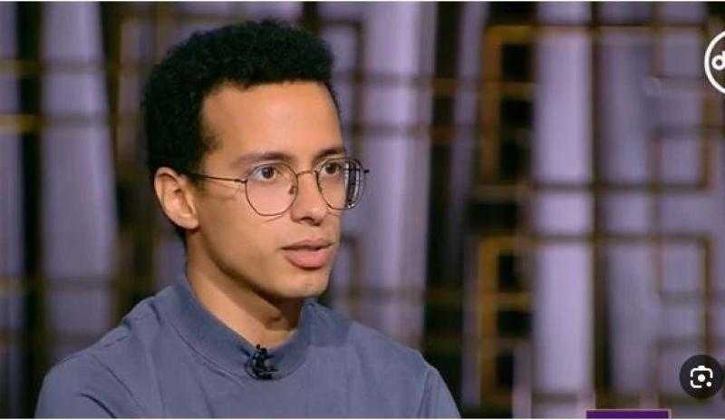 بعد إهداؤه جائزته.. طه دسوقي لأحمد أمين: شكرا يا أستاذ بتعلم منك