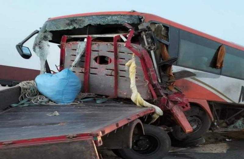 مصرع 3 أشخاص وإصابة 27 آخرين فى حادث تصادم على طريق «الفرافرة - الواحات البحرية»