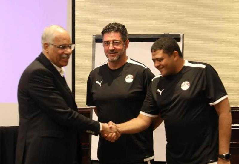 علام يزور معسكر المنتخب المصري ويعقد جلسة مع فيتوريا