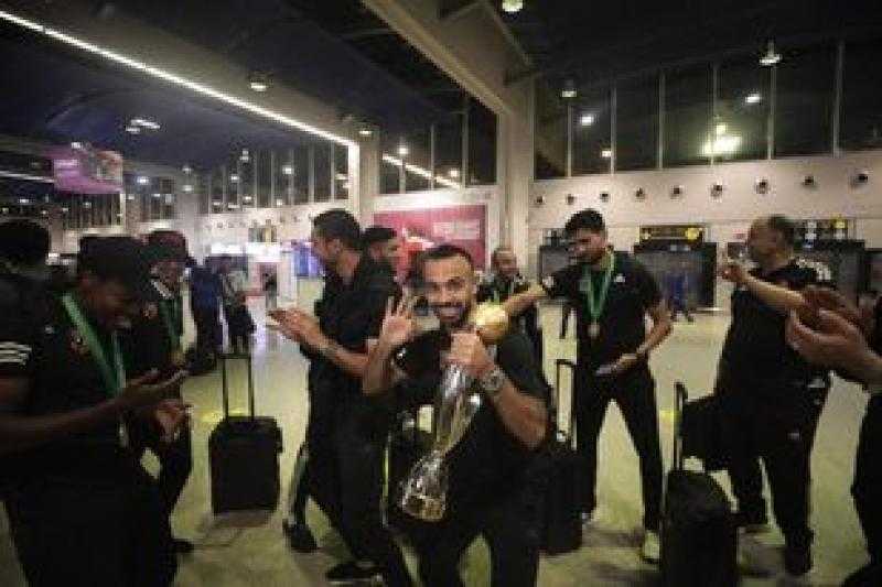 لاعبو الأهلي يحتفلون بالتتويج بدوري الأبطال في المطار قبل العودة لمصر