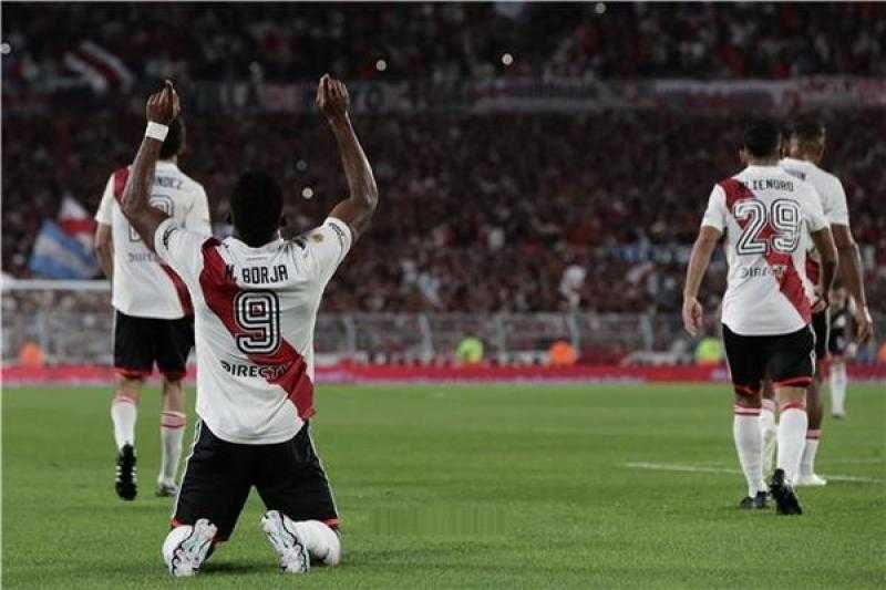 ريفر بليت يعزز موقعه في صدارة الدوري الأرجنتيني بفوز كبير على بانفيلد