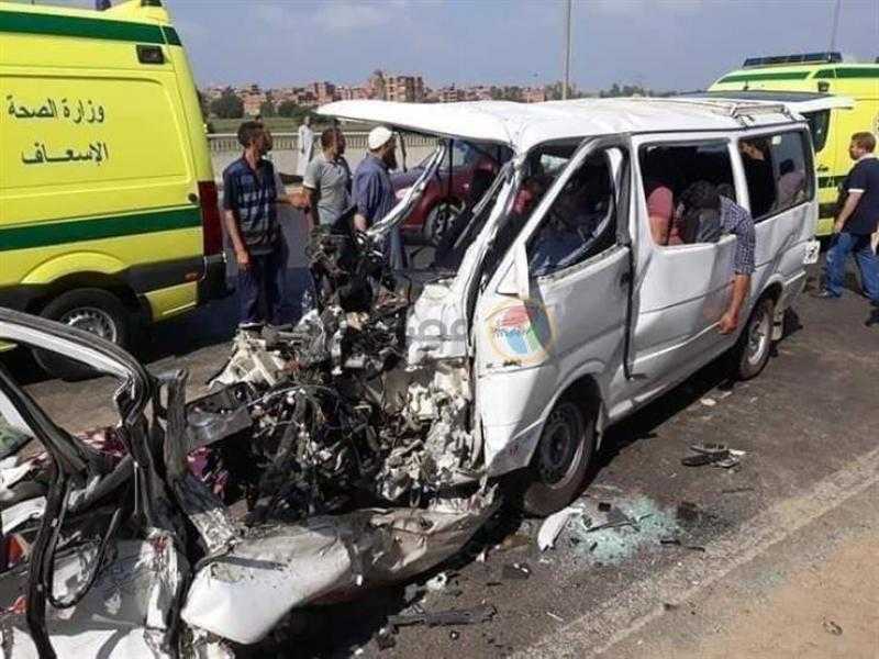 المرور تزيل آثار حادث طريق الكريمات