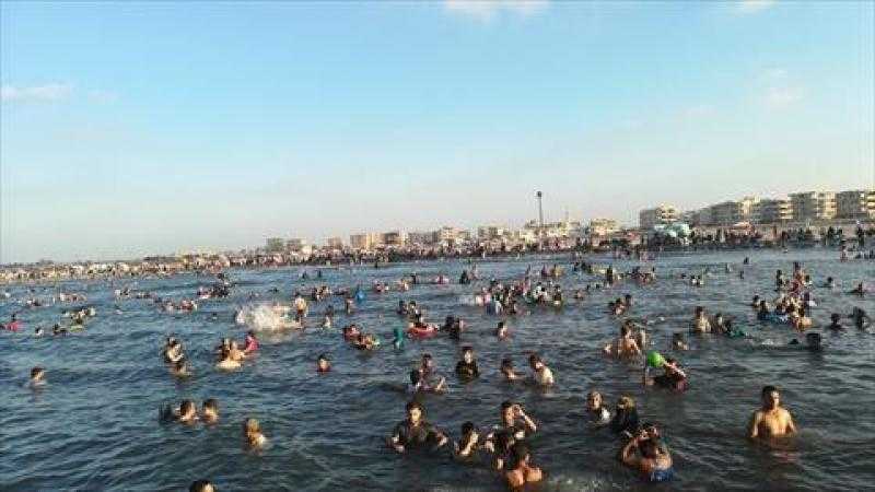 كفر الشيخ.. إقبال كبير من المصطافين على شواطئ مصيف بلطيم
