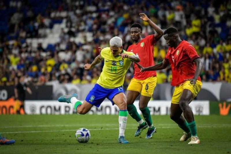 المنتخب البرازيلي يفوز على غينيا وديا ويواصل حملته لمكافحة العنصرية