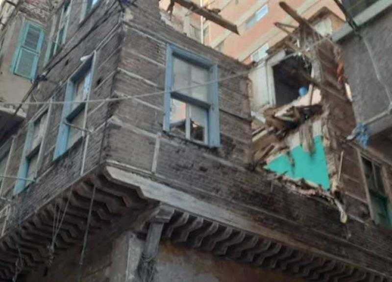 سقوط أجزاء من عقار قديم بحي الجمرك في الإسكندرية.. دون إصابات
