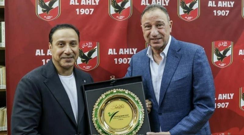 الخطيب يهدي رئيس الاتحاد السعودي للكاراتيه درع وعلم الأهلي