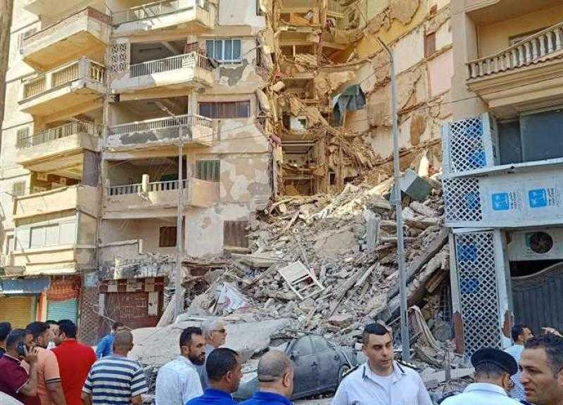حي المنتزه بالإسكندرية: العقار المنهار مكون من 13 طابقًا وتحطم سيارات أسفله