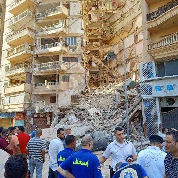 قوات الحماية المدنية بالأسكندرية تواصل البحث عن ضحايا أسفل العقار المنهار