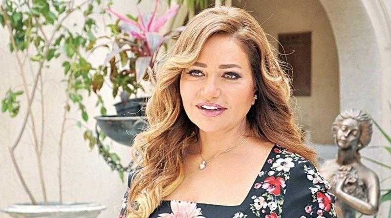الرقص على أنغام أغنية هرمون السعادة..إطلالة صيفية مبهجة لليلى علوي