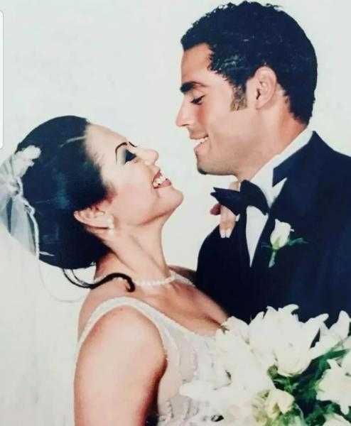 محمد عبدالمنصف يحتفل بعيد زواجه الـ19 من لقاء الخميسي