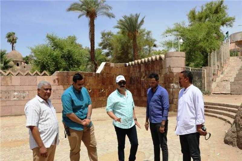محافظ أسوان يتفقد أعمال التطوير والتجميل ويوجه بتكثيف أعمال النظافة العامة