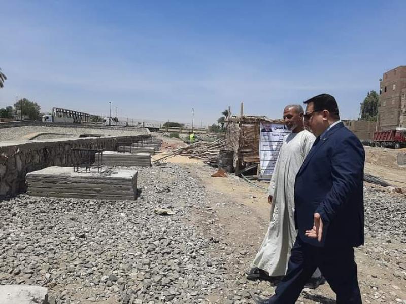إنشاء مجمع مواقف للسيارات بحي غرب سوهاج | صور