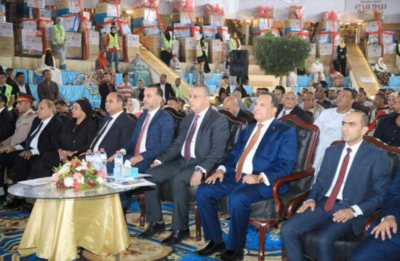 محافظ سوهاج يشهد حفل توزيع 40 جهاز عروس من الفئات الأولى بالرعاية| صور
