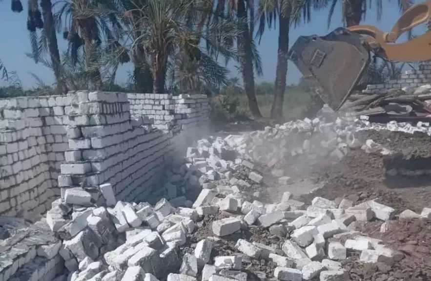 حملات مكبرة لإزالة التعديات على الأراضي الزراعية في أبو النمرس